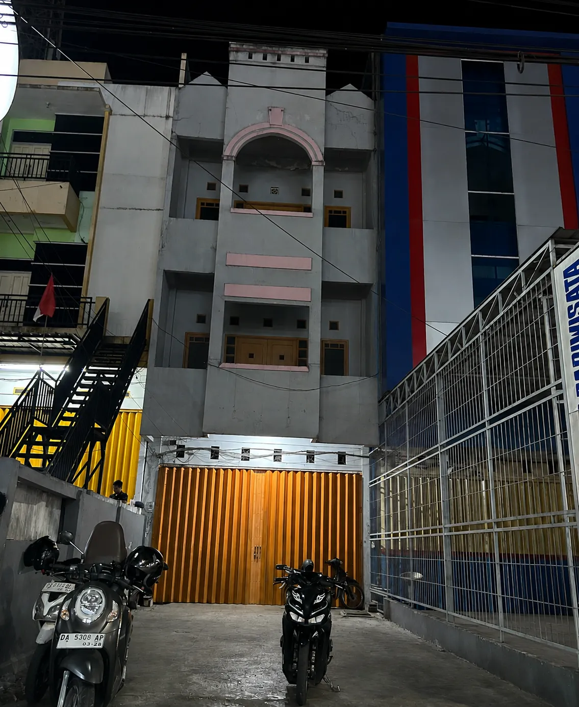 Ruko Disewakan 3 Lantai di Jl. Kayu Tangi, Halaman 10 Meter