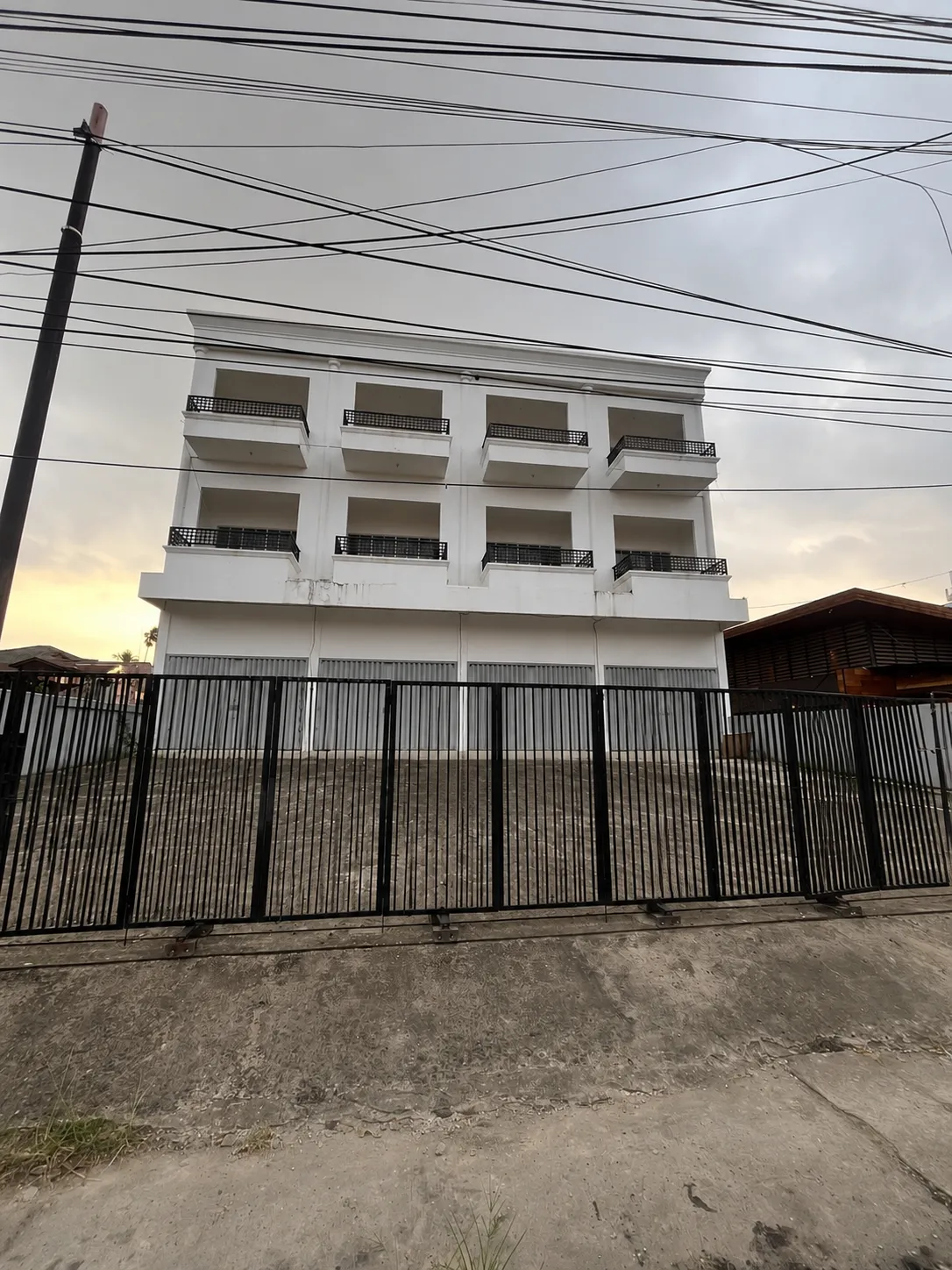 Ruko Disewakan 3 Lantai di Jl. Kayu Tangi, Sebelah Wizzmie