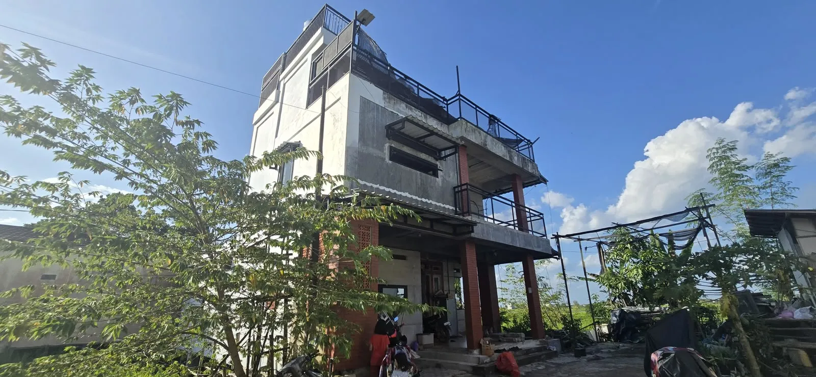 Rumah Dijual Tiga Lantai di Manarap, Kertak Hanyar