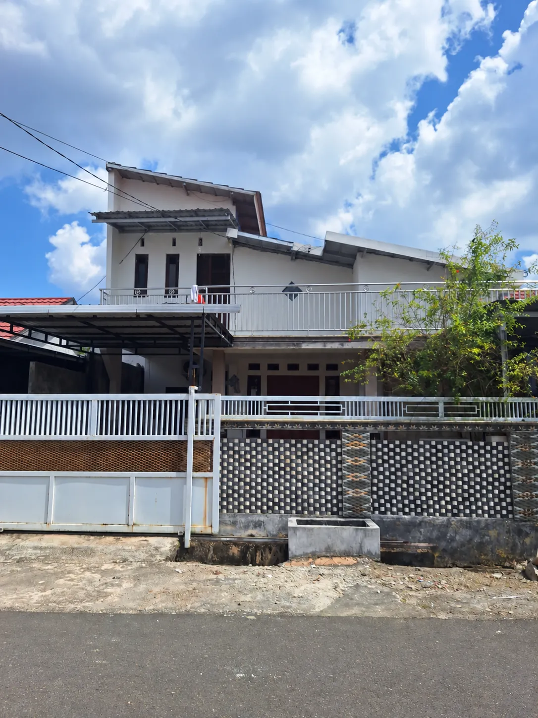 Rumah Dijual Dua Lantai di Landasan Ulin
